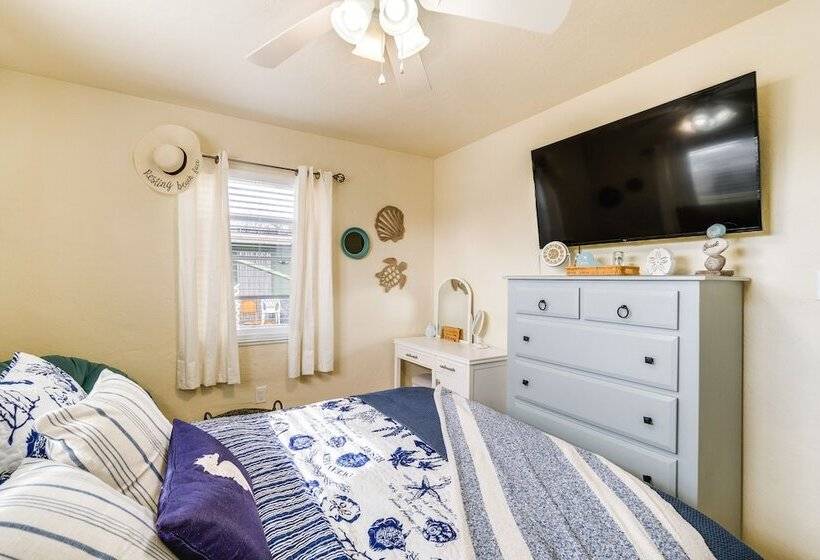 4 Mi To Beach: Charming Port Charlotte Home!