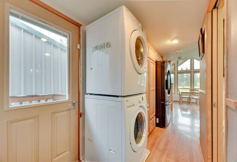 Cozy Farm Cottage: 41 Mi To Mount St Helens!