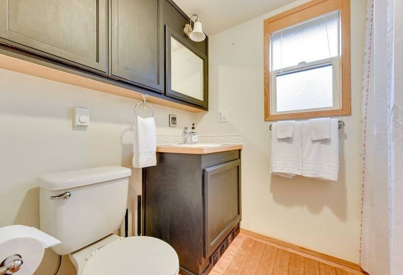 Cozy Farm Cottage: 41 Mi To Mount St Helens!