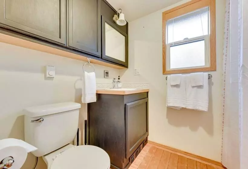 Cozy Farm Cottage: 41 Mi To Mount St Helens!