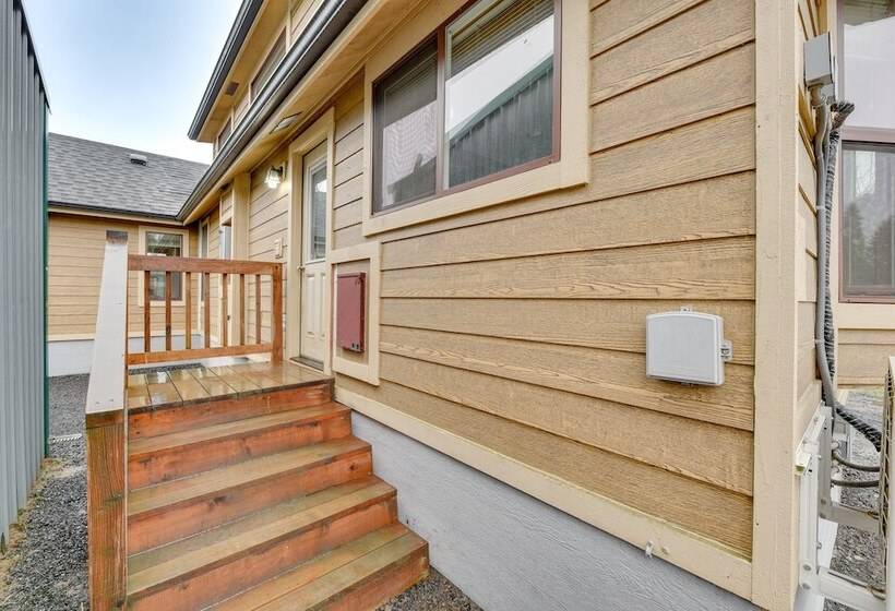 Cozy Farm Cottage: 41 Mi To Mount St Helens!