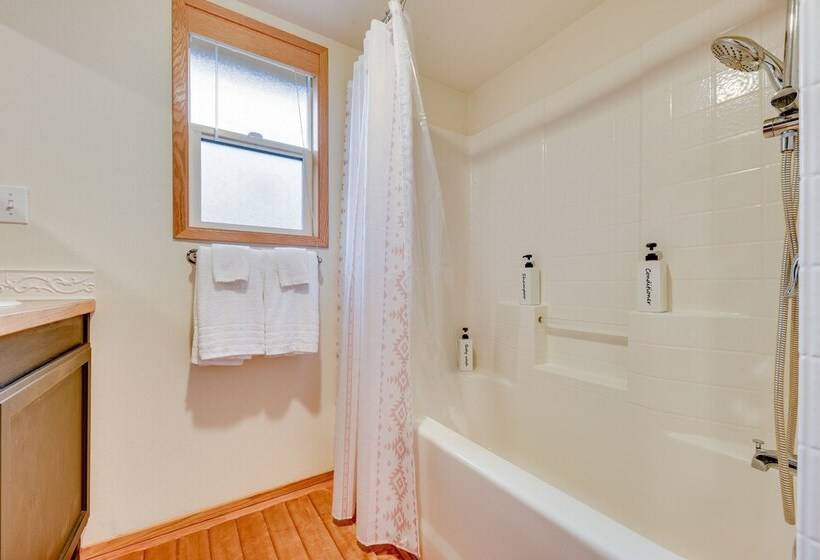 Cozy Farm Cottage: 41 Mi To Mount St Helens!