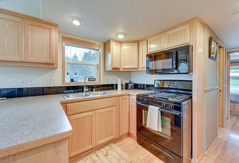 Cozy Farm Cottage: 41 Mi To Mount St Helens!