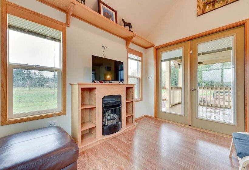 Cozy Farm Cottage: 41 Mi To Mount St Helens!