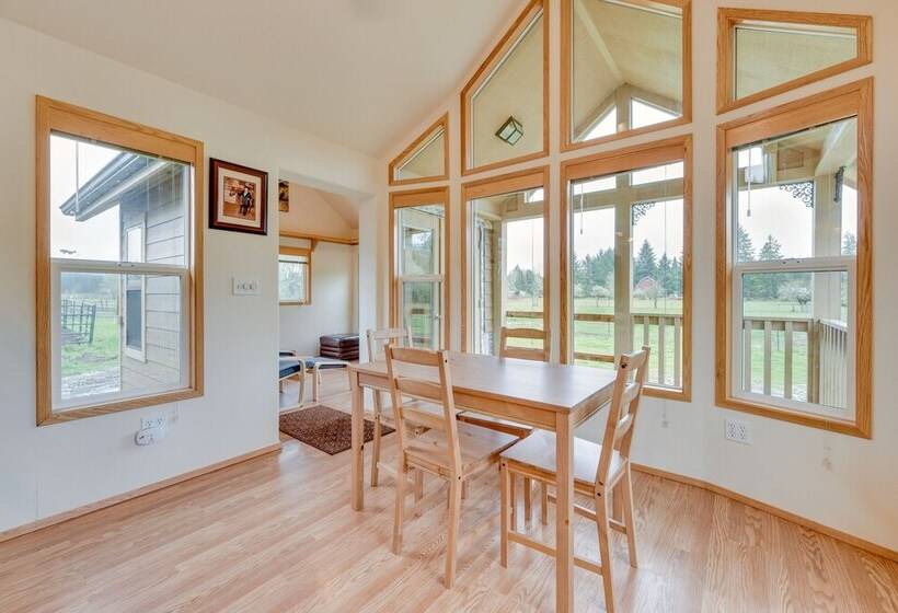 Cozy Farm Cottage: 41 Mi To Mount St Helens!