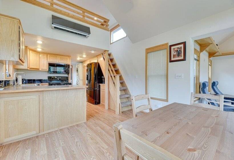 Cozy Farm Cottage: 41 Mi To Mount St Helens!