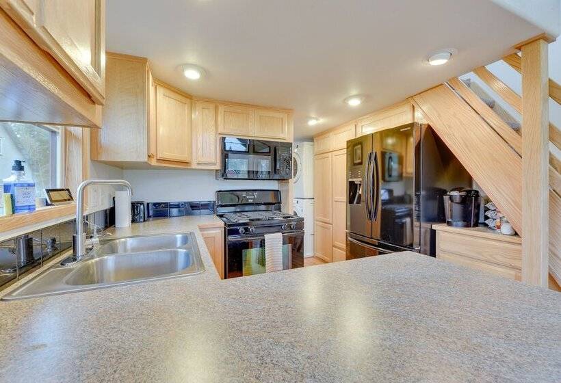 Cozy Farm Cottage: 41 Mi To Mount St Helens!