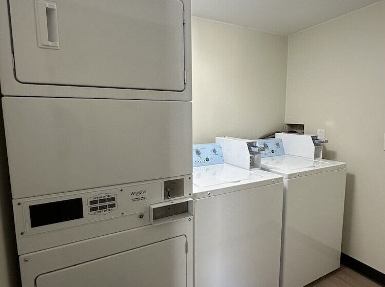 Szálloda Hometowne Studios By Red Roof Richmond, Va   W Broad St