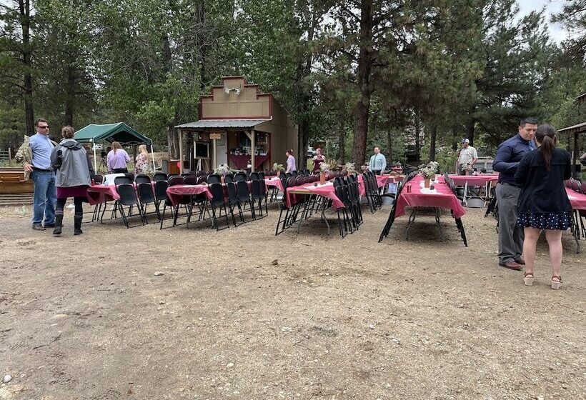 فندق ريفى Majestic Mountain Ranch