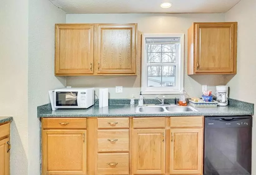 Furnished Deck: Pet Friendly Home In Warsaw