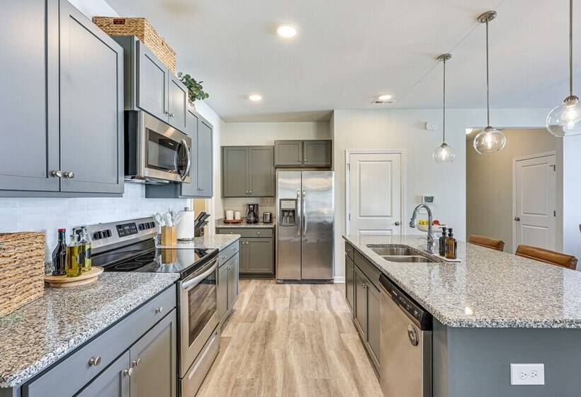 Spacious Wilmington Family Home ~ 9 Mi To Beach!