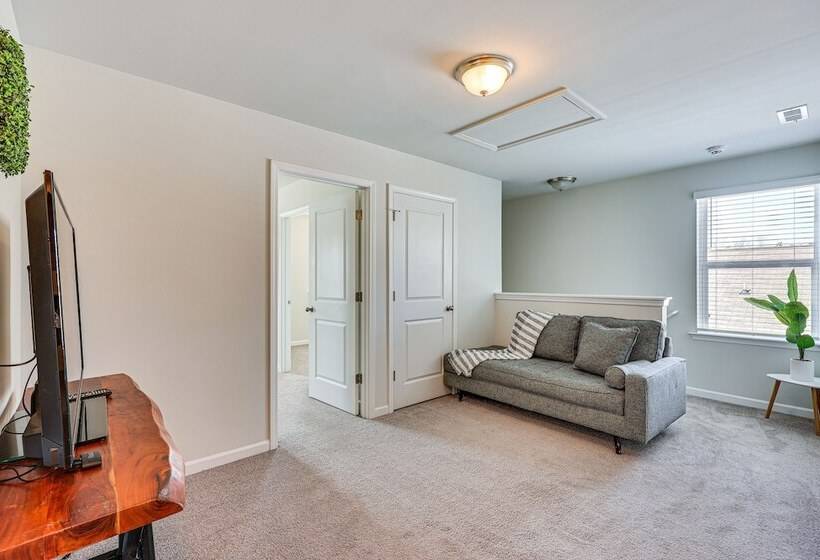 Spacious Wilmington Family Home ~ 9 Mi To Beach!