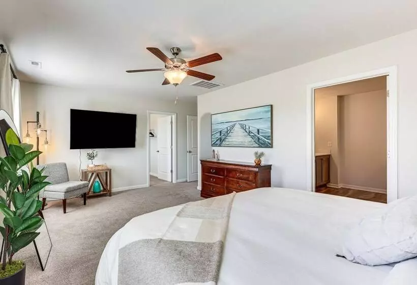 Spacious Wilmington Family Home ~ 9 Mi To Beach!