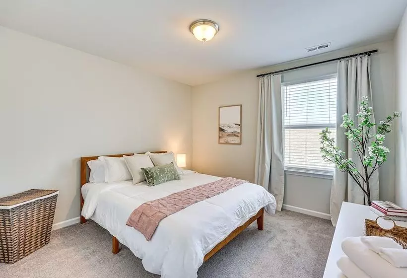 Spacious Wilmington Family Home ~ 9 Mi To Beach!