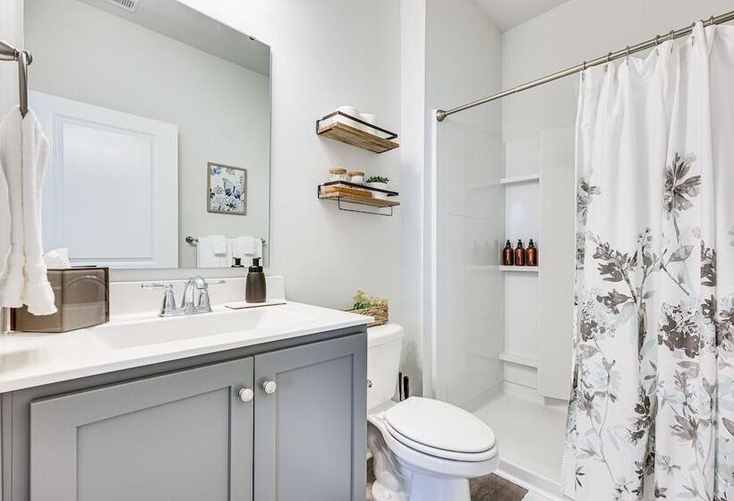 Spacious Wilmington Family Home ~ 9 Mi To Beach!