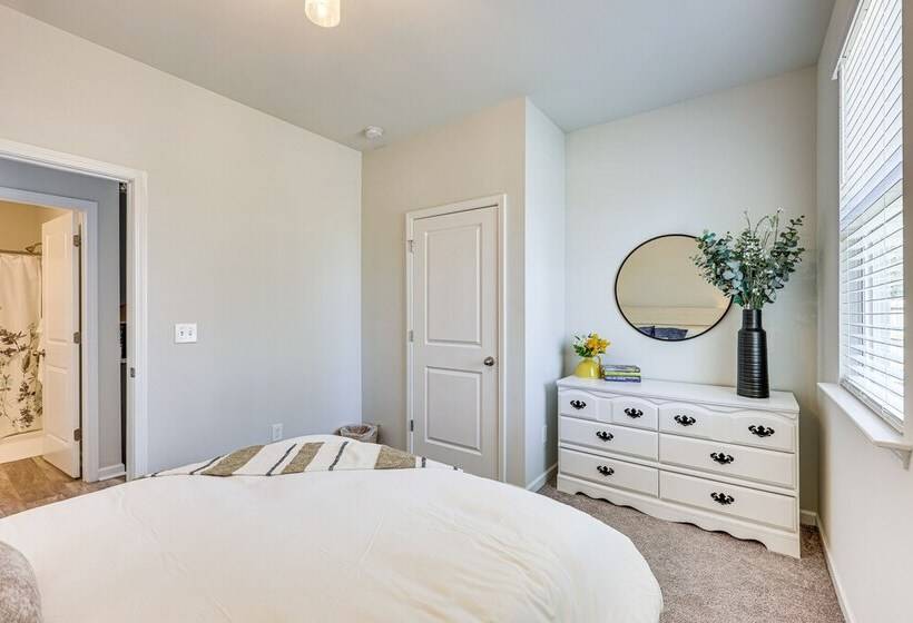 Spacious Wilmington Family Home ~ 9 Mi To Beach!