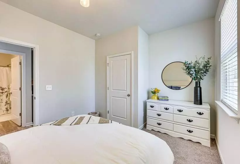 Spacious Wilmington Family Home ~ 9 Mi To Beach!