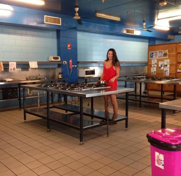 فندق صغير Adventurers Backpackers