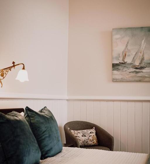 تختخواب و صبحانه Windarra On High