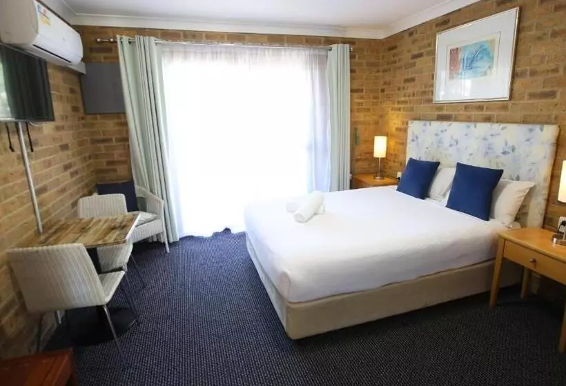 Hawks Nest Motel