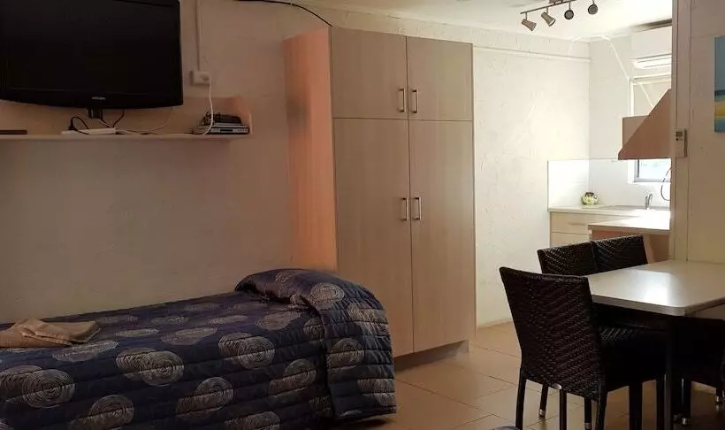 Mango Tree Motel