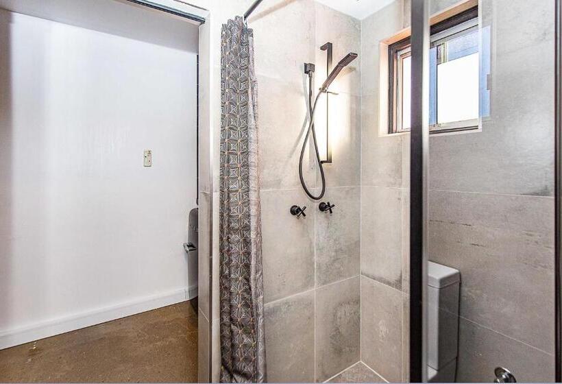 فندق على الطريق The Pink Hotel Coolangatta