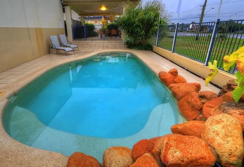 Tropixx Motel