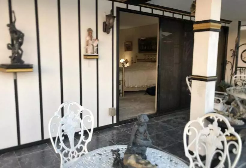 Beautiful Bed & Breakfast Suite On The Lake