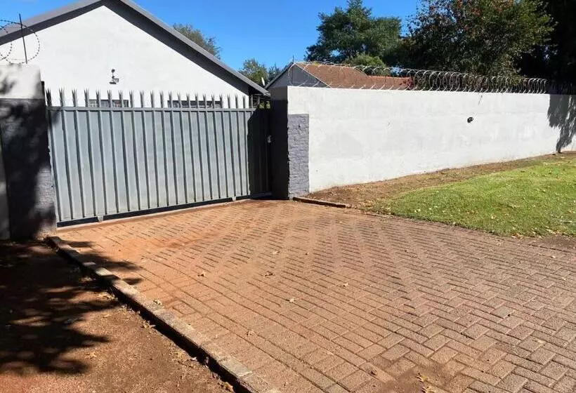 Majatalo Creekside Guest House Middelburg