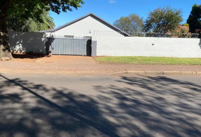 膳宿费 Creekside Guest House Middelburg