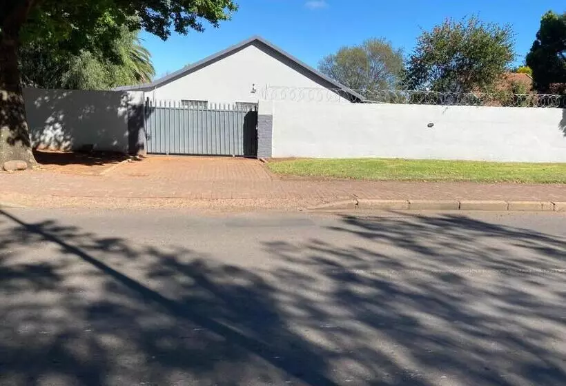 Majatalo Creekside Guest House Middelburg