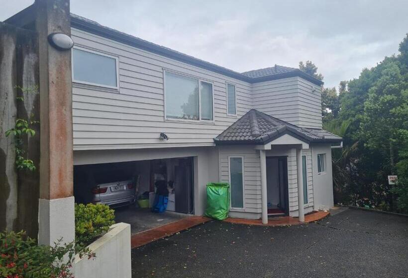 Pensión Paris Studio