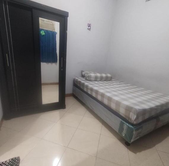 Szálloda Spot On 93853 Budi Residence 2