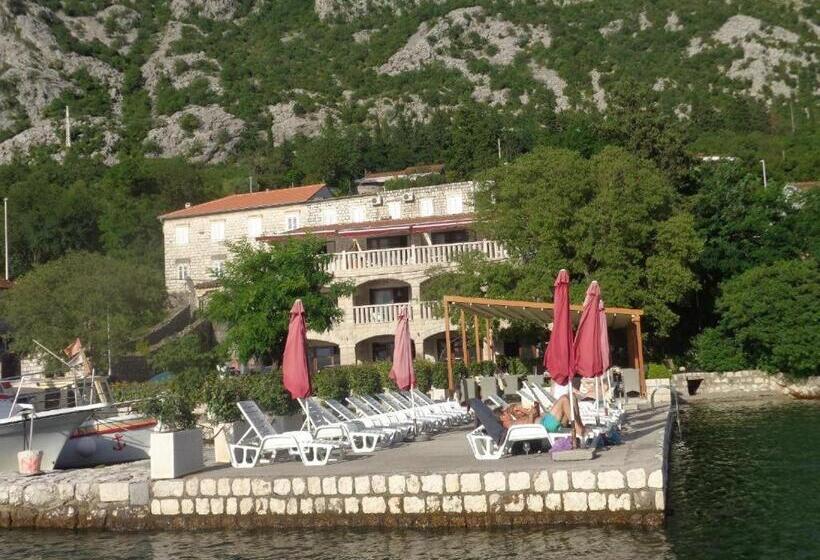 Turquoise Beachside Apartments