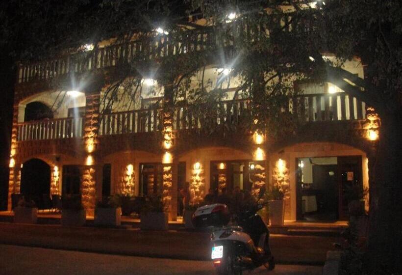 Turquoise Beachside Apartments