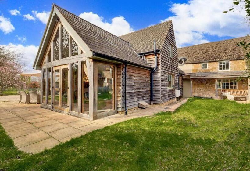 Общежитие Hiron S Piece   Hot Tub Packages Available