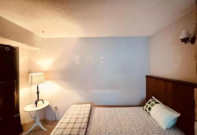 ペンション Cozy Carpeted Private Shared Room With Fireplace