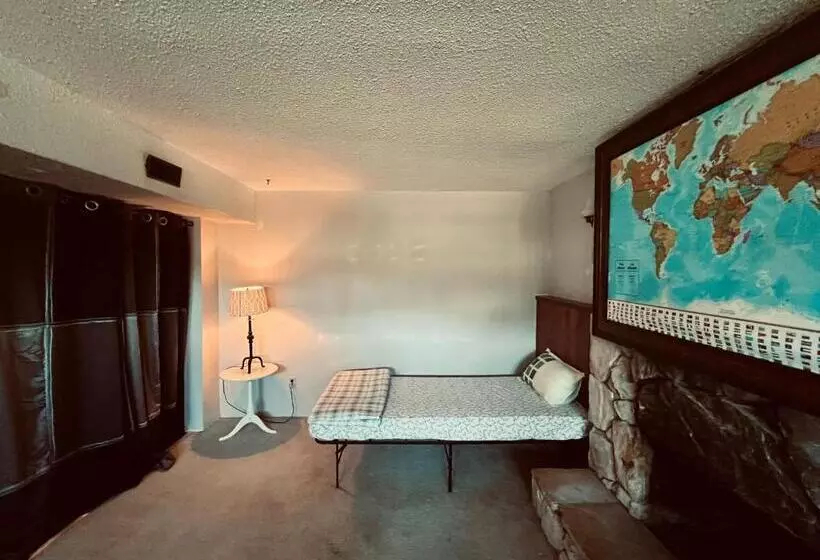 ペンション Cozy Carpeted Private Shared Room With Fireplace