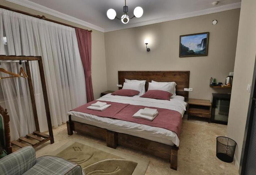 هتل Yellow Stone House