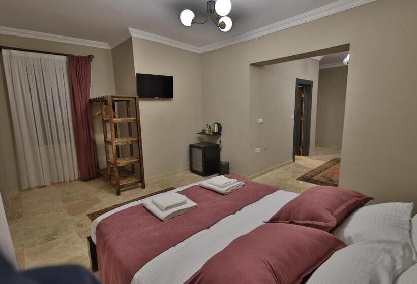 هتل Yellow Stone House