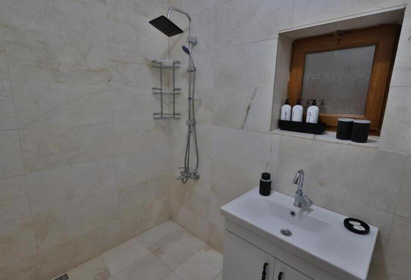 هتل Yellow Stone House