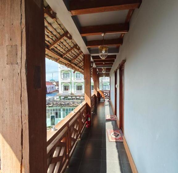 پانسیون Vangvieng Pool House