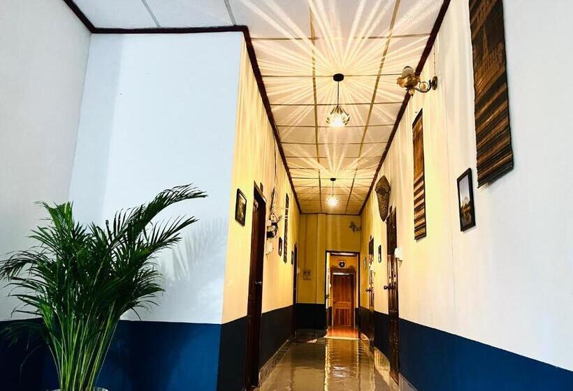 پانسیون Vangvieng Pool House