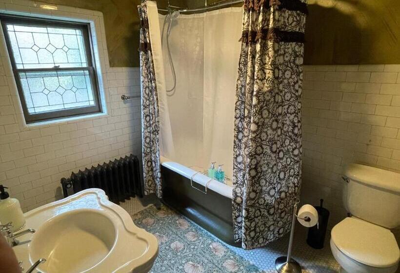 تختخواب و صبحانه Oscar S Inn