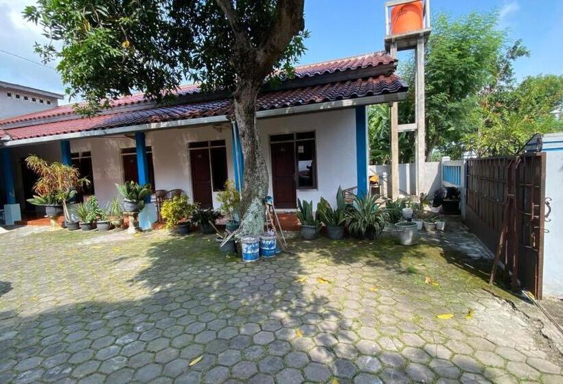 ホテル Spot On 93832 Lies Kostel Syariah