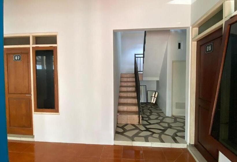 ホテル Spot On 93832 Lies Kostel Syariah