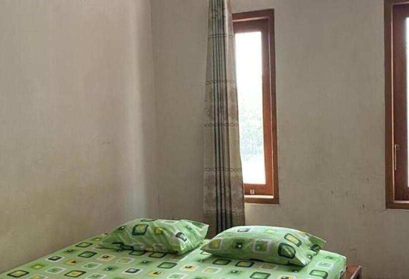 ホテル Spot On 93832 Lies Kostel Syariah