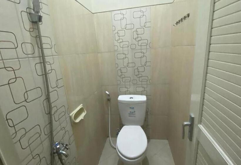 ホテル Spot On 93832 Lies Kostel Syariah