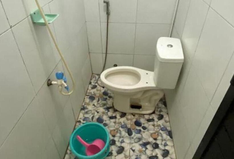 ホテル Spot On 93832 Lies Kostel Syariah