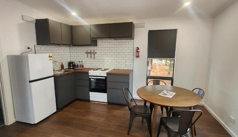 פנסיון Glossy Black Cabin